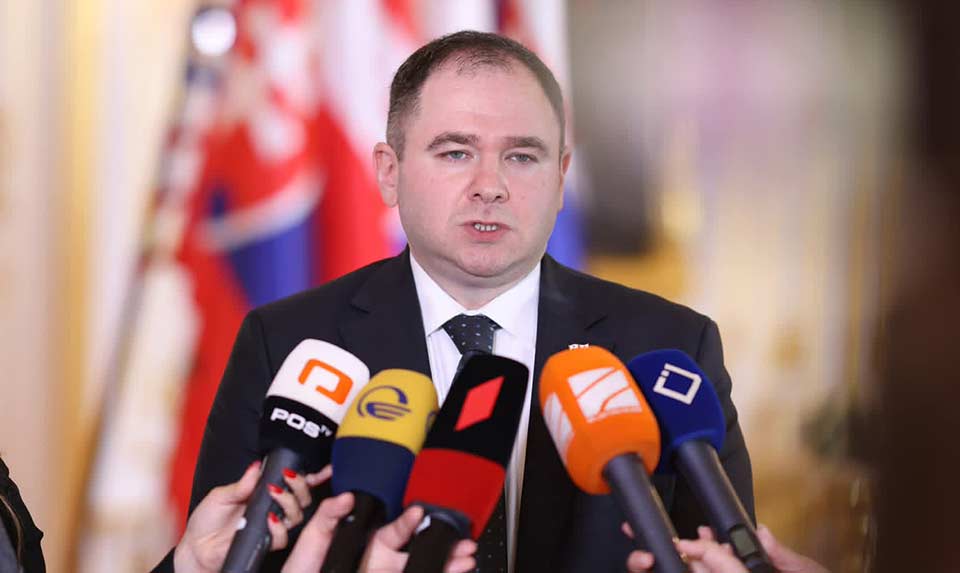ნიკოლოზ სამხარაძე: „ფიცი მწამს, ბოლო მაკვირვებს“ - ეს გამონათქვამი მიესადაგება ევროკავშირს, თვითონვე ამბობენ, რომ საქართველოში მთავრობის ნდობის ხარისხი არის მაღალი და მეორე მხრივ, ამბობენ, რომ საქართველოს მთავრობა არ წარმოადგენს ხალხის ნებას. რას დავუჯეროთ, მეთოდოლოგიურად გამართულ კვლევებს, თუ კონკრეტული პოლიტიკოსების მიკერძოებულ განცხადებებს?