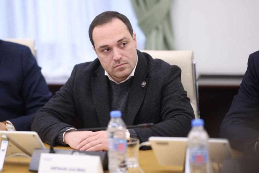 გიორგი გაბუნია „ახალზე“: ესენი არ გაყოფილან და არც გაიყოფიან. საკუთარი იდეით წარმოადგენენ ერთ ძალას - „ნაციონალურ მოძრაობას“ რომელიც 2012 წელს კინწისკვრით გააგდო ქართველმა ხალხმა ხელისუფლებიდან. მათი ადგილი ქართულ პოლიტიკაში არასოდეს იქნება