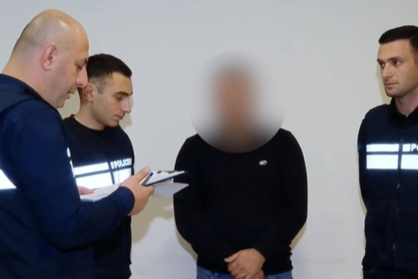 პოლიციამ დიდი ოდენობით თანხის თაღლითურად დაუფლების ბრალდებით თბილისში ერთი პირი დააკავა