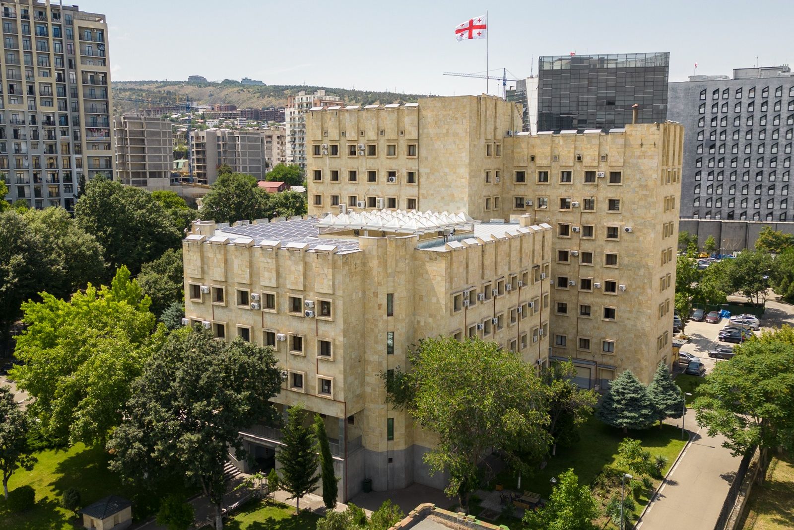 პროკურატურამ დიდი ოდენობით თანხის თაღლითურად დაუფლების ფაქტზე ერთ პირს ბრალდება წარუდგინა