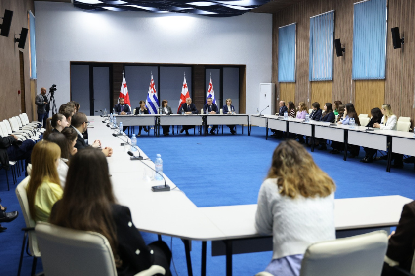 აჭარის მთავრობის თავმჯდომარე ზურაბ პატარაძე საქართველოს პრემიერ-მინისტრის ინიციირებული ანაზღაურებადი სტაჟირების პროგრამით შერჩეულ ახალგაზრდებს შეხვდა