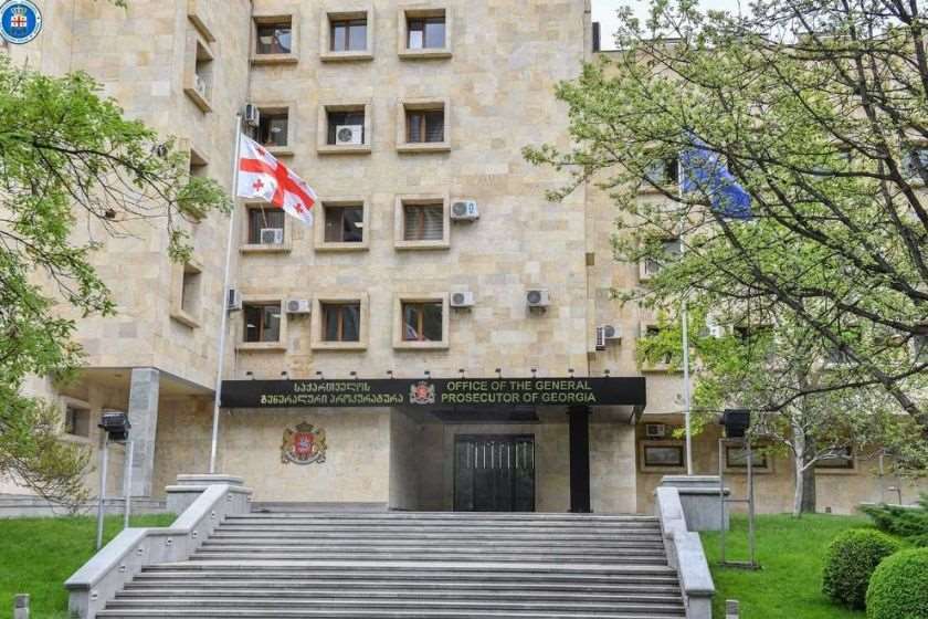 პროკურატურის მიერ წარდგენილი მტკიცებულებების საფუძველზე წვევამდელების მიერ სამხედრო სამსახურისთვის თავის არიდებაში, დოკუმენტების გაყალბების და გამოყენებაში დახმარების, ასევე ჯგუფის მიერ ჩადენილი თაღლითობის ფაქტებზე ბრალდებული სასამართლომ დამნაშავედ ცნო