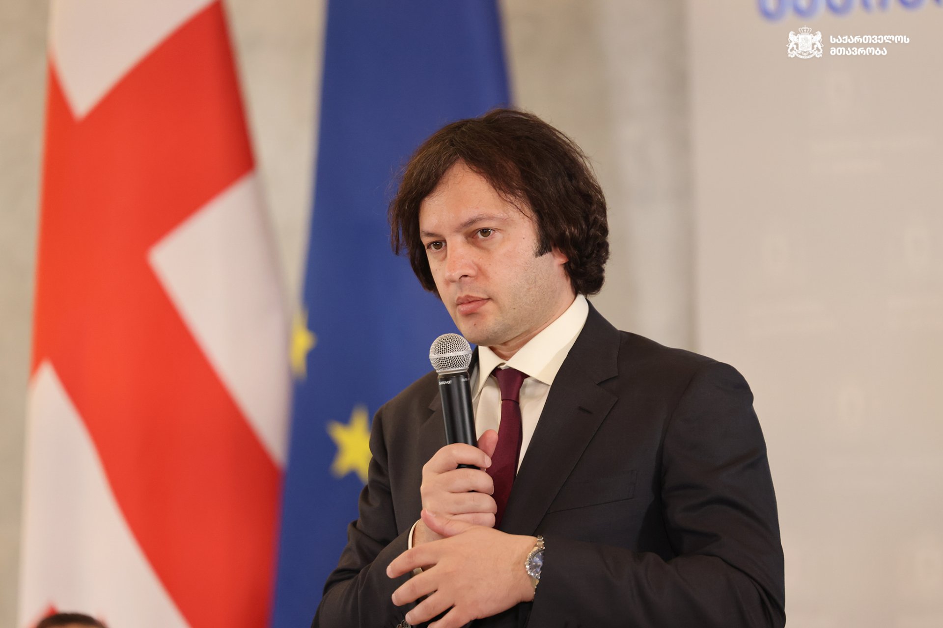 ირაკლი კობახიძე: 12 000 ლარზე ნაკლებ ხელფასს თუ აძლევ მინისტრს, ეს ნიშნავს, რომ უბიძგებ კორუფციისკენ, მინისტრი რა საქმესაც აკეთებს და რა პასუხისმგებლობაც აქვს, იმის ანალოგიურ პოზიციაზე კერძო სექტორში მას ექნებოდა, დაახლოებით 50 000 და 100 000 ლარი ხელფასი