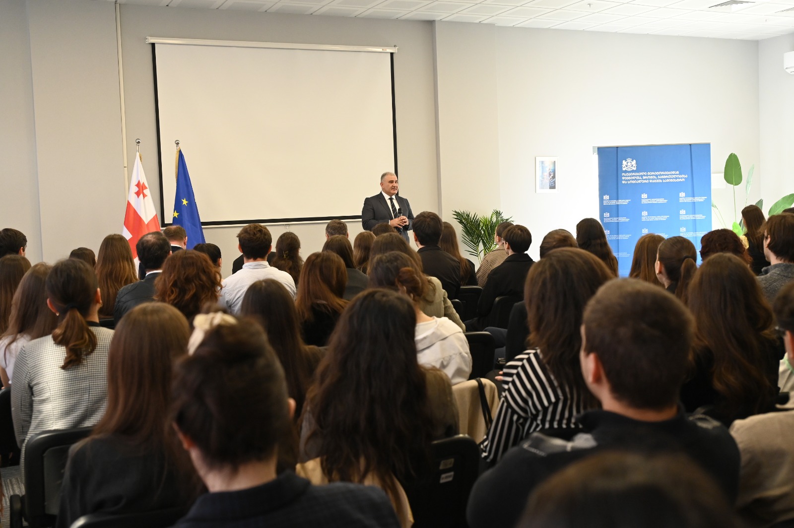 მიხეილ სარჯველაძე ჯანდაცვის სამინისტროს სისტემაში დასაქმებულ სტაჟიორებს შეხვდა
