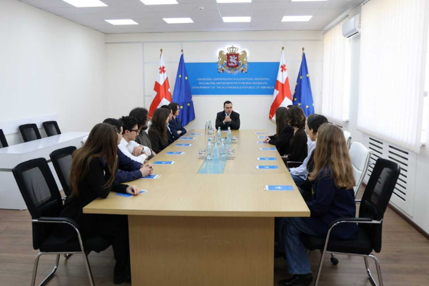 გიორგი ჯინჭარაძე ანაზღაურებადი სტაჟირების პროგრამით შერჩეულ ახალგაზრდებს შეხვდა