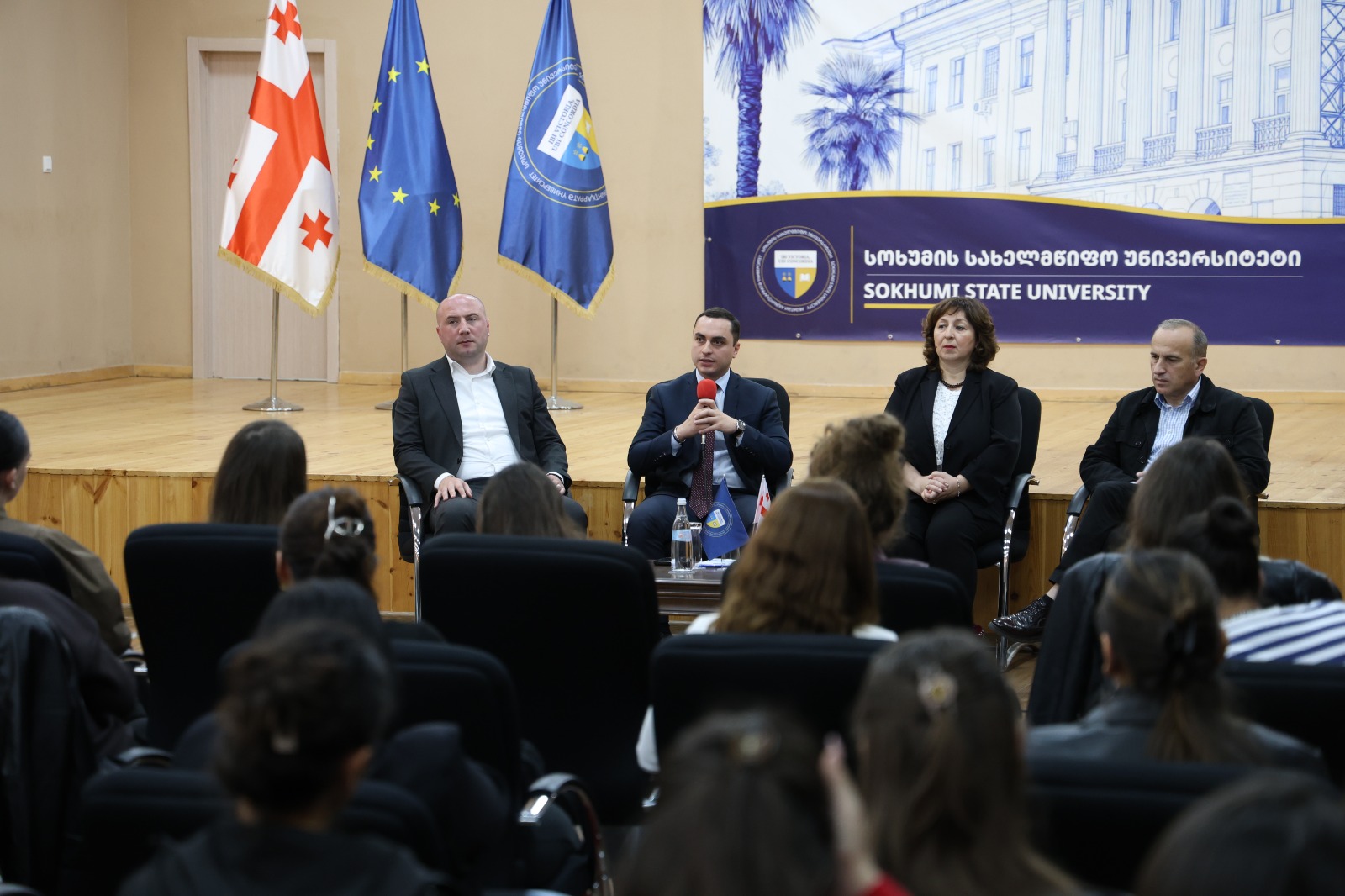 გიორგი ჯინჭარაძე სოხუმის სახელმწიფო უნივერსიტეტის სტუდენტებს შეხვდა