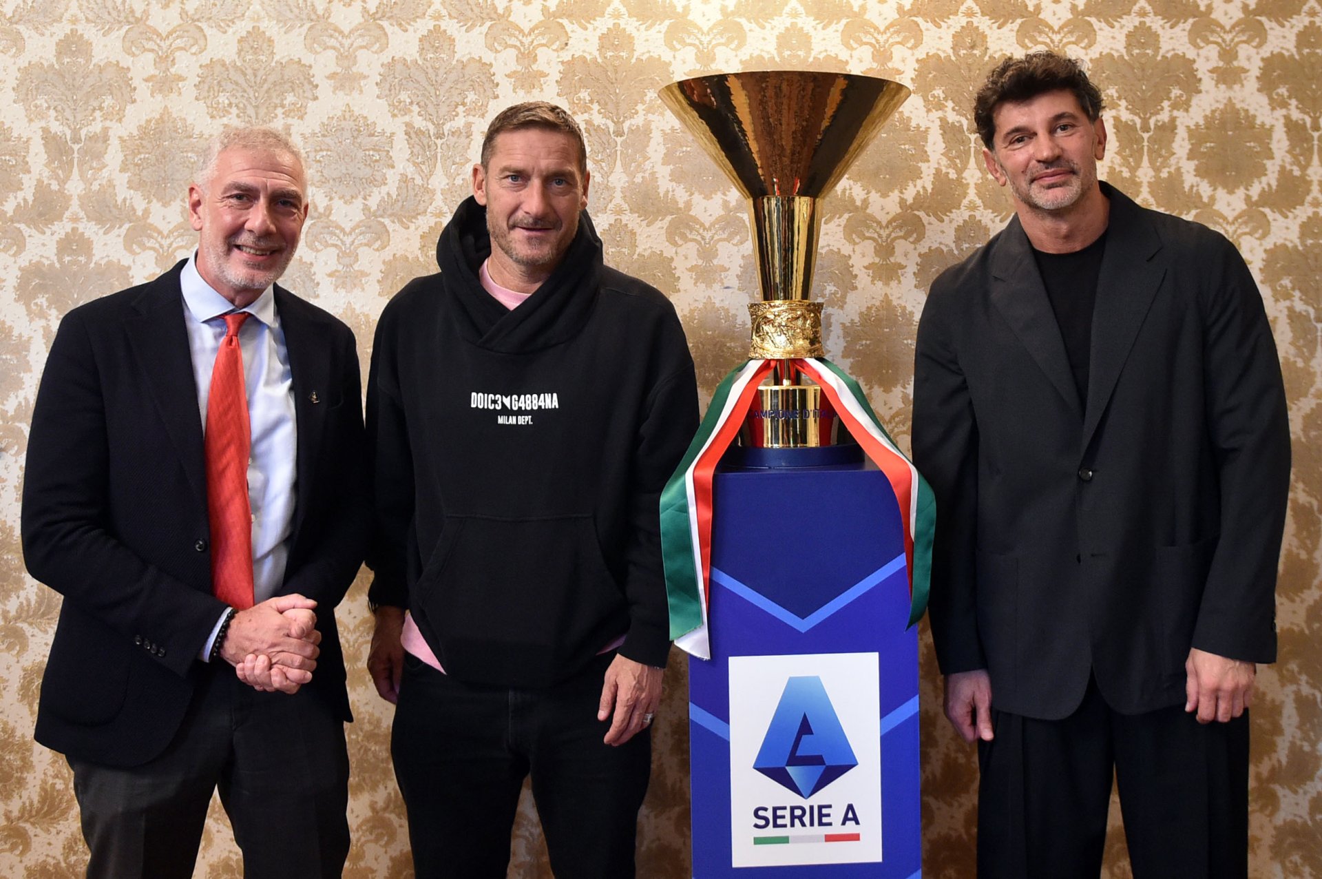 ფრანჩესკო ტოტი „ფეხბურთის ოქროს კვირეულის“ ფარგლებში თბილისში იმყოფება, იტალიელი ფეხბურთელი და კახა კალაძე იტალიის ელჩს, მასიმილიანო დ’ანტუონოს შეხვდნენ