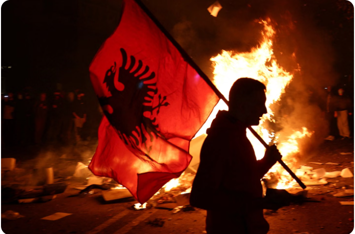 ევროკომისია: ჩვენ ვგმობთ ძალადობის გამოყენებას ტირანასა და ალბანეთის სხვა ქალაქებში, კერძოდ ცეცხლის წაკიდების ფაქტებს, თავდასხმებს სახელმწიფო დაწესებულებებზე და სახელმწიფო თუ კერძო საკუთრების განადგურებას