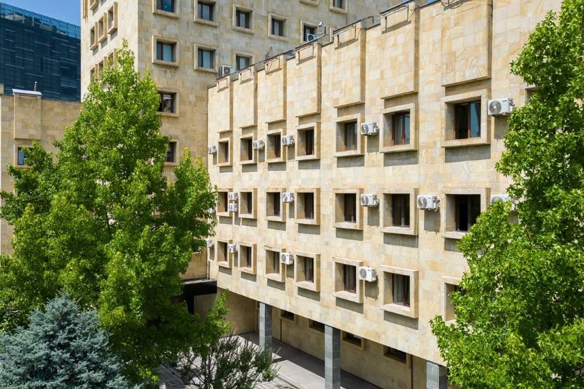 პროკურატურის მიერ წარდგენილი მტკიცებულებების საფუძველზე, ნარკოტიკული საშუალების უკანონო შეძენის, შენახვის და რეალიზაციის ფაქტებზე ბრალდებულს 13 წლით და 6 თვით თავისუფლების აღკვეთა მიესაჯა