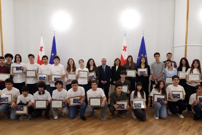 გივი მიქანაძემ ეროვნული სასწავლო ოლიმპიადის გამარჯვებული მოსწავლეები დააჯილდოვა