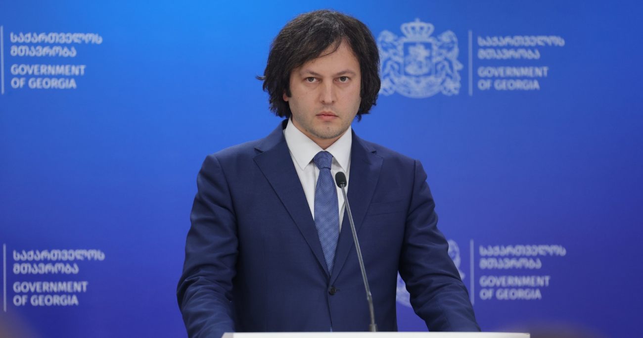 პრემიერი: ცალსახა ორმაგი სტანდარტია: არამარტო საფრანგეთთან, ალბანეთთან მიმართებითაც კი ევროპელი ბიუროკრატები არა ხელისუფლებას მოუწოდებენ კონკრეტული ნაბიჯების გადადგმისკენ, არამედ მომიტინგეებს მოუწოდებენ, რომ თავი შეიკავონ კონკრეტული ქმედებებისგან, საქართველოში პირიქით, ისინი აქეზებდნენ ხოლმე, მათ შორის, მოძალადე მომიტინგეებს და უამრავი სიყალბე იყო, მოძალადეებს აცხადებდნენ მშვიდობიან მომიტინგეებად