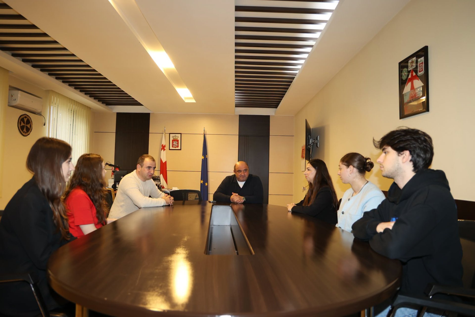 ბოლნისის მუნიციპალიტეტის მერი ზამურ ჭითანავა საქართველოს პრემიერ-მინისტრ ირაკლი კობახიძის მიერ ინიცირებული ანაზღაურებადი სტაჟირების პროგრამის მონაწილე სტაჟიორებს შეხვდა