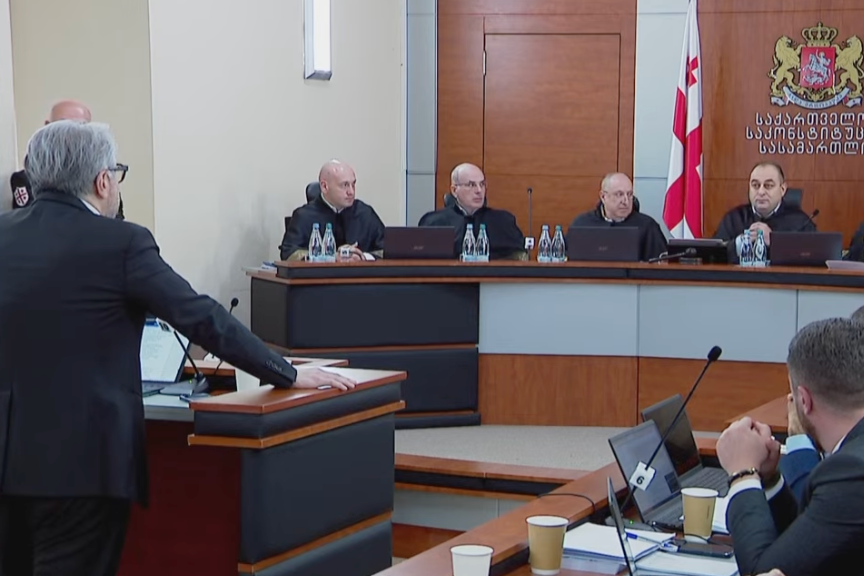 მოსამართლე რევაზ ნადარაია ნიკა გვარამიას: აქ არ იქნება დაუსრულებელი, უსაგნო საუბარი - ჩამოაყალიბეთ მოთხოვნა, რა გნებავთ. მეუბნებით, ხალხი უნდა დავკითხოთ, მაგრამ არ ვიცი, ვინ არიანო