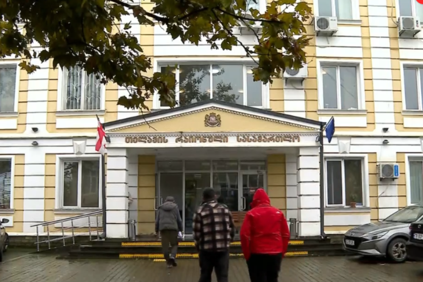 თელავის რაიონულმა სასამართლომ, სიძულვილის ენის გამოყენების ფაქტზე მოქალაქეებს ნათია არაბულსა და ზაქარია მორჩაძეს 500-500 ლარი ჯარიმა დააკისრა