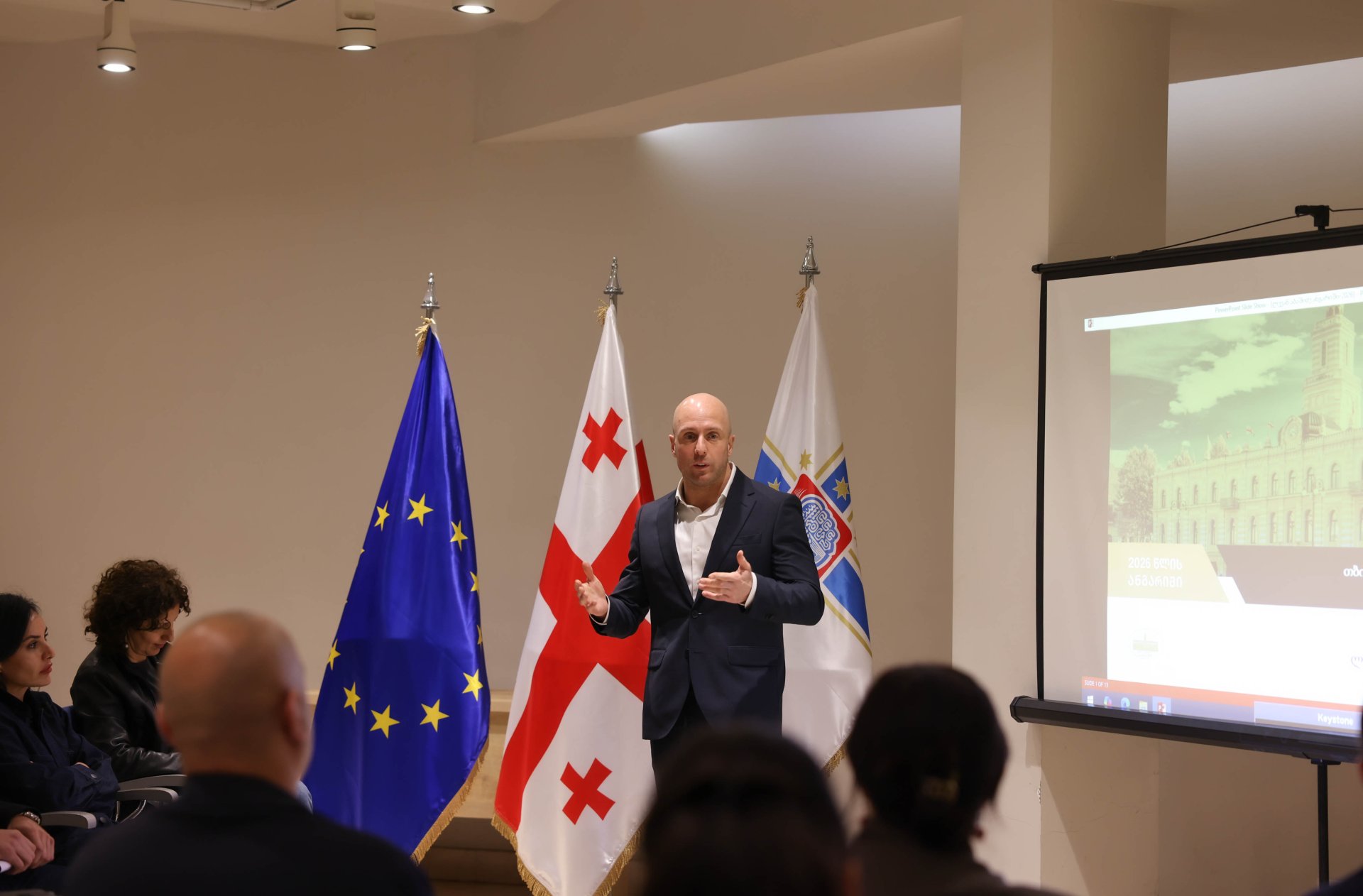 თბილისის საკრებულოს სახელდებისა და სიმბოლიკის კომისიის თავმჯდომარემ ლევან აბაშიძემ ერთწლიანი მუშაობის ანგარიში წარმოადგინა