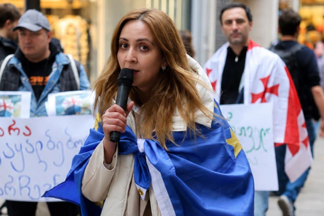 4 ოქტომბრის საქმეზე ბრალდებული ნანა სანდერი დანაშაულს აღიარებს და საპროცესო შეთანხმების გაფორმებას ითხოვს