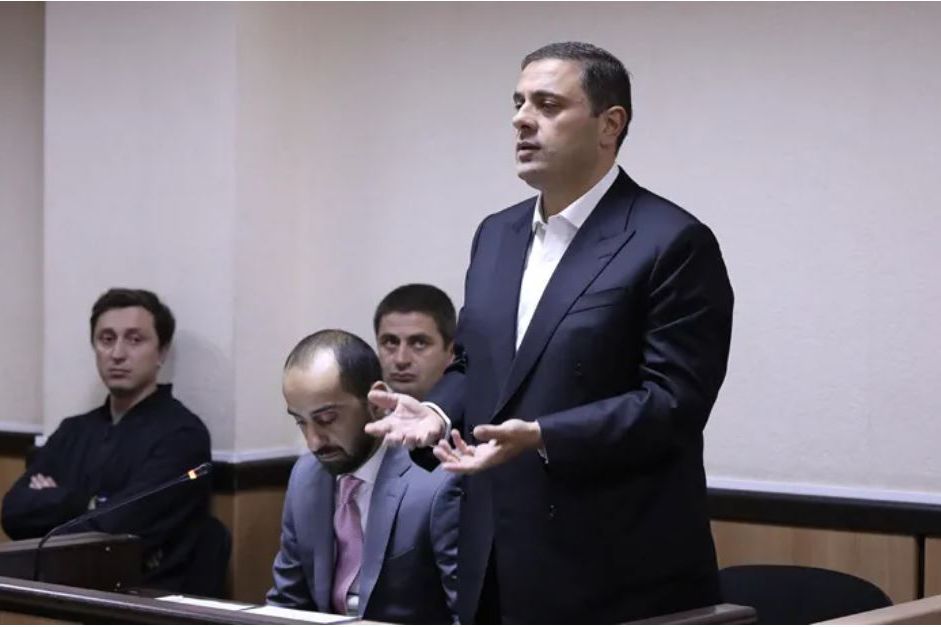 ეკონომიკისა და მდგრადი განვითარების მინისტრის ყოფილმა პირველმა მოადგილემ რომეო მიქაუტაძემ აღიარა ჩადენილი დანაშაული, ითანამშრომლა გამოძიებასთან, მოინანია, აანაზღაურა ზიანი და პროკურატურას საპროცესო შეთანხმების გაფორმების თაობაზე მომართა, რაც სასამართლომ დაამტკიცა