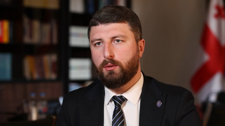 არჩილ გორდულაძემ ოპოზიციის აქციაზე: საკონსტიტუციო სასამართლოში განხილვის პირველივე დღეს ცდილობდნენ, რომ აქცია დაეორგანიზებინათ და დაახლოებით 30 ადამიანი შეკრიბეს. აქციაზე ჟურნალისტი და ოპერატორი უფრო მეტი იყო, ვიდრე აქციაში მონაწილე პირების რაოდენობა
