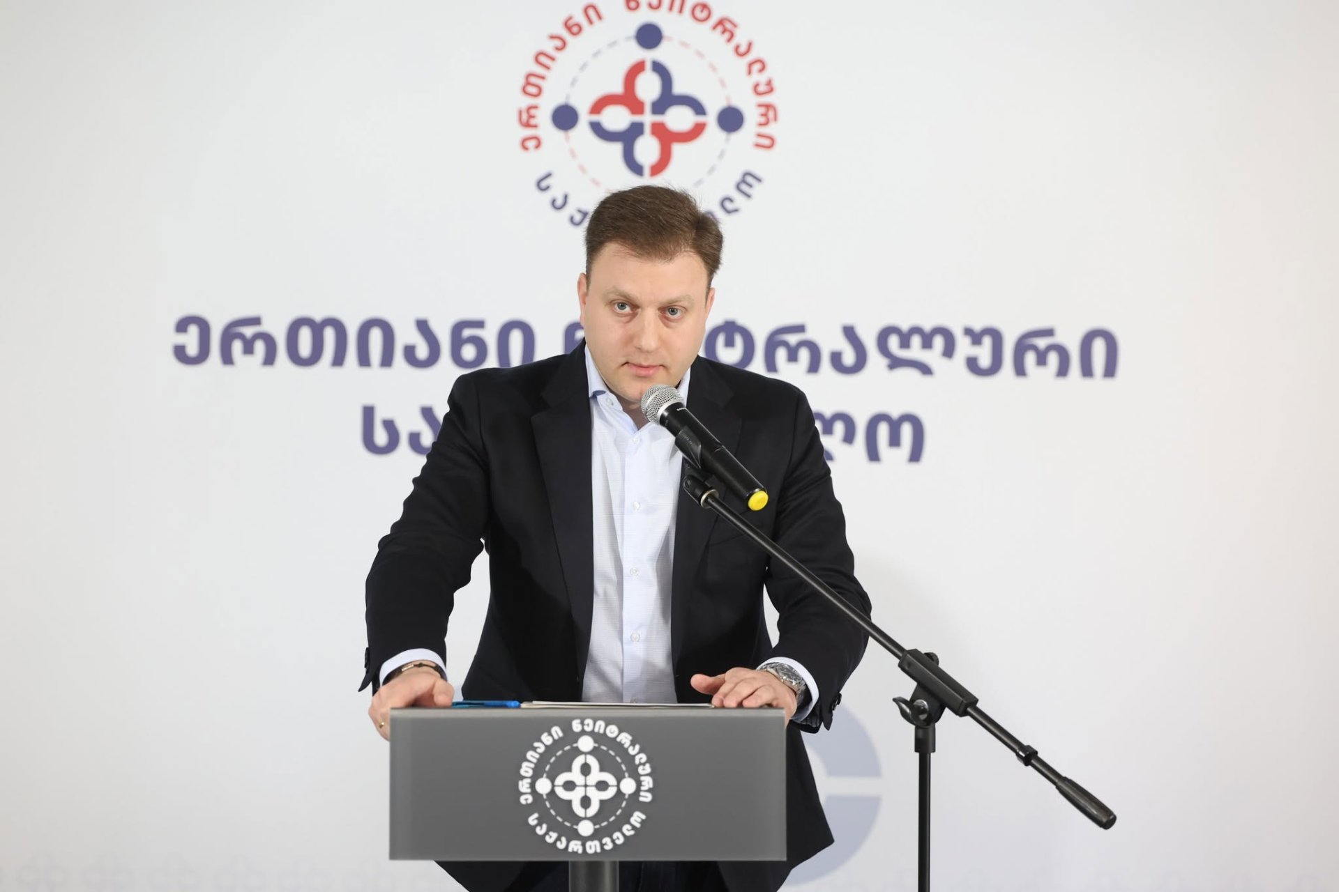 ვატო შაქარიშვილი: საქართველოს საკონსტიტუციო სასამართლოში ხუთი პოლიტიკური სუბიექტის არაკონსტიტუციურად ცნობის საკითხის განხილვის პარალელურად, სარჩელის ადრესატი დანაშაულებრივი ჯგუფის წევრები საჯარო სივრცეში სულ უფრო ხშირად ავრცელებენ ცრუ მოსაზრებას, თითქოს მათი აკრძალვით ქვეყანაში ერთპარტიული სისტემა ჩამოყალიბდება და საქართველოში სხვა პოლიტიკური ძალები აღარ იარსებებენ