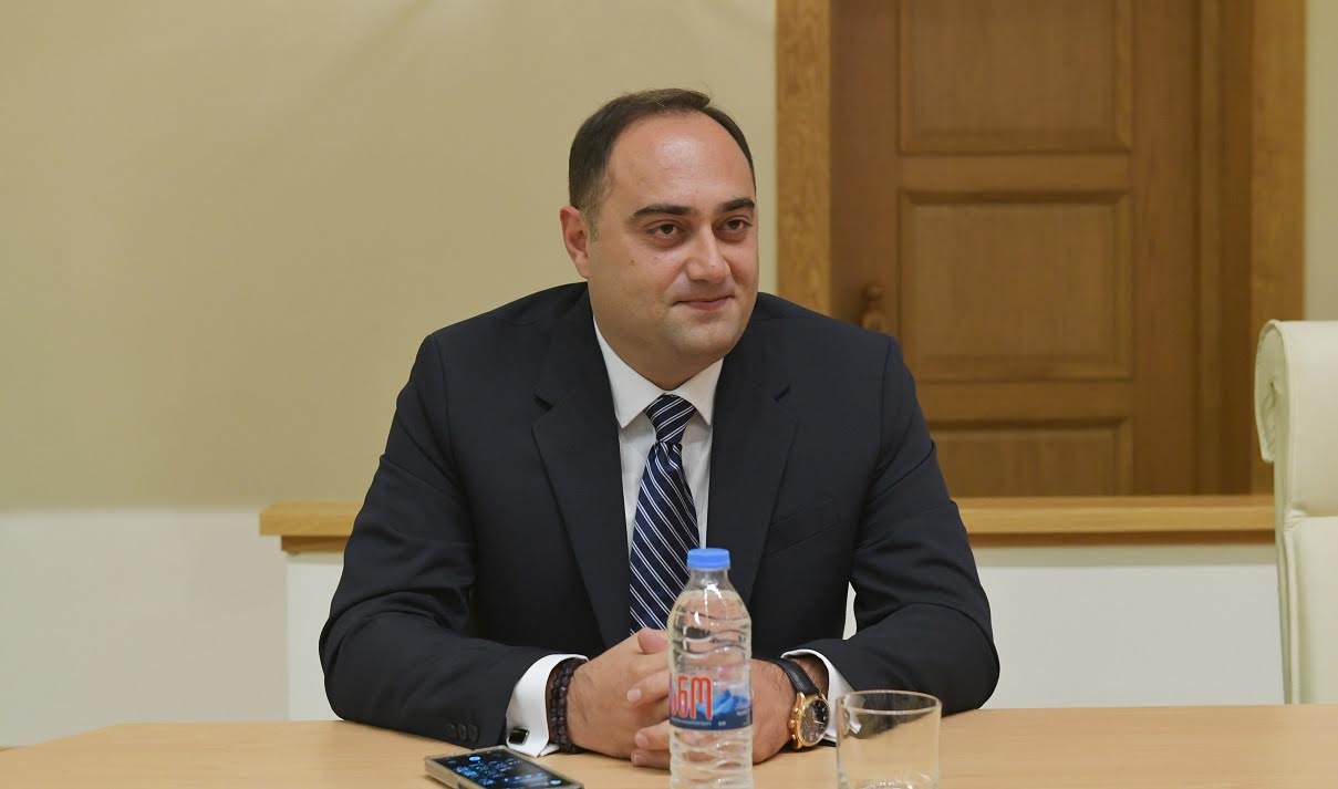 ზურაბ ქადაგიძე ანა წითლიძეზე: ეს არის კოლექტიური ნაცმოძრაობის მორალური სახე. ბატონი თენგიზი დედის ორმოცის გამო ვერ ესწრება სასამართლო სხდომას და ეს არარაობა ქილიკობს... არ უნდა აიკრძალოთ კი არა, აუცილებლად უნდა გაქრეთ, პოლიტიკური სივრციდან