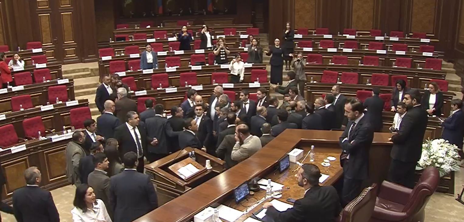 სომხეთის პარლამენტში მმართველი პარტიის დეპუტატებსა და ოპოზიციას შორის ჩხუბი მოხდა