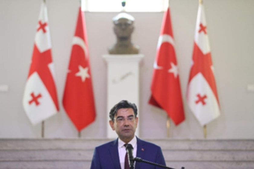 თურქეთის ელჩი მუსტაფა თურქერ არი: თურქეთსა და საქართველოს შორის ინტერაქცია და ურთიერთკავშირი საუკუნეებს ითვლის, დღეს ჩვენ ვართ ორი სტრატეგიული პარტნიორი ქვეყანა, რომლებიც მხარს უჭერენ ოჯახსა და ოჯახურ ღირებულებებს და რომლებსაც ერთმანეთთან აკავშირებთ არა მხოლოდ კეთილმეზობლობა, არამედ უაღრესად მჭიდრო კულტურული და ჰუმანიტარული ურთიერთობები