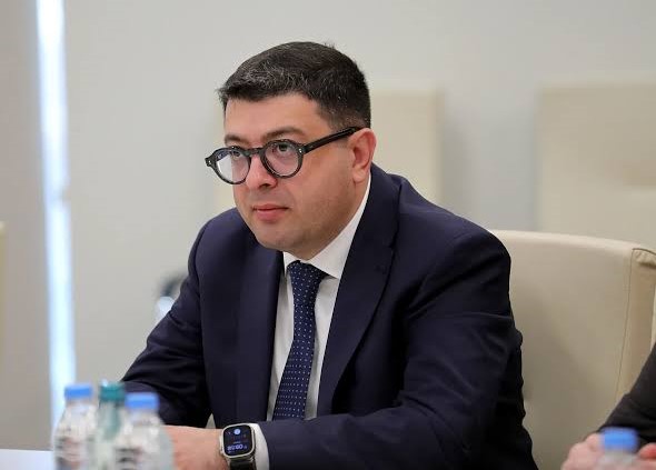დიმიტრი სამხარაძე: ის უტიფრობა, რაც დღეს გვარამიამ იკადრა - ნაცისთვისაც კი ზედმეტია. ეს არსება ამბობს, რომ თითქოს, ერისკაცი ბიძინა ივანიშვილი გადასახადებს არ იხდიდა. ერმაც და ბერმაც ძალიან კარგად იცის, რომ მან მთელი თავისი ქონება, საქართველოში ქველმოქმედების სახით დახარჯა, განა ეს ყველაფერი არ იცის?! იცის, მაგრამ ისტორიის გადაწერა უნდა